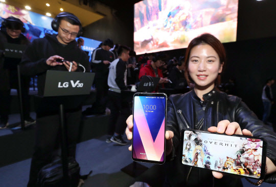 LG전자는 16일부터 4일간 부산 벡스코에서 열리는 게임 축제 '지스타 2017'에서 최대 규모로 마련된 넥슨 부스 내에 V30 200대를 설치해 대형 체험존을 마련했다고 17일 밝혔다.  LG전자 모델이 네슨 부스내 V30체험 존에서 V30을 소개하고 있다. <LG전자제공>